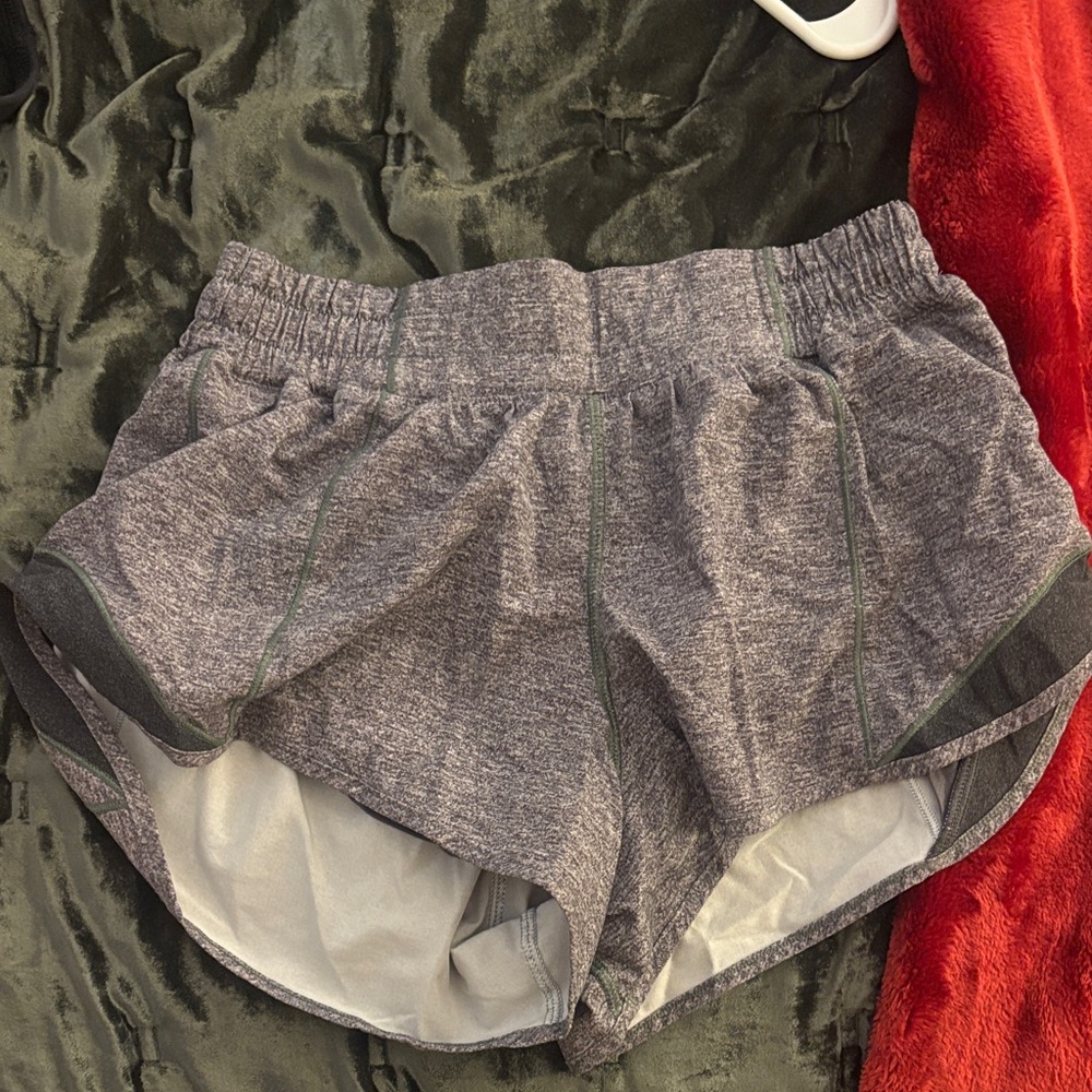 Gray lululemon hotty hots 2.5”
